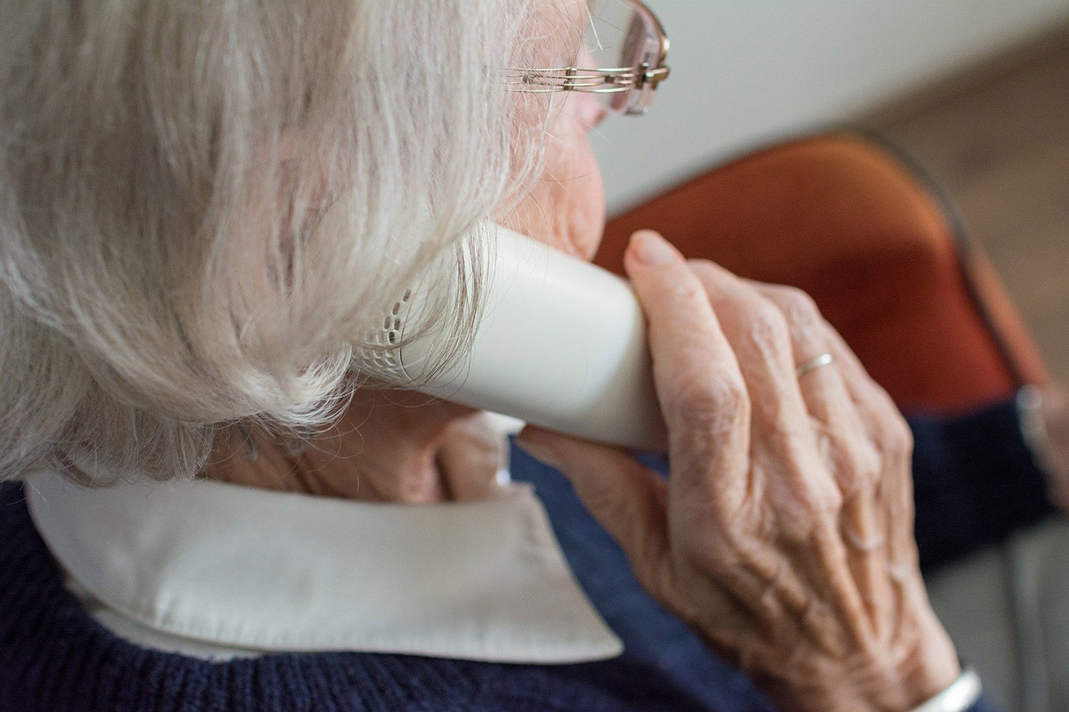 Femme âgée qui passe un appel téléphonique