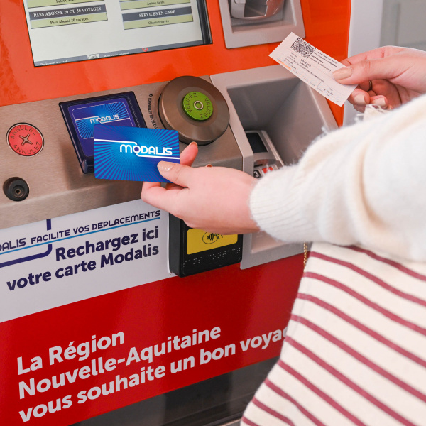 Un distributeur automatique de billets en gare de Nouvelle-Aquitaine