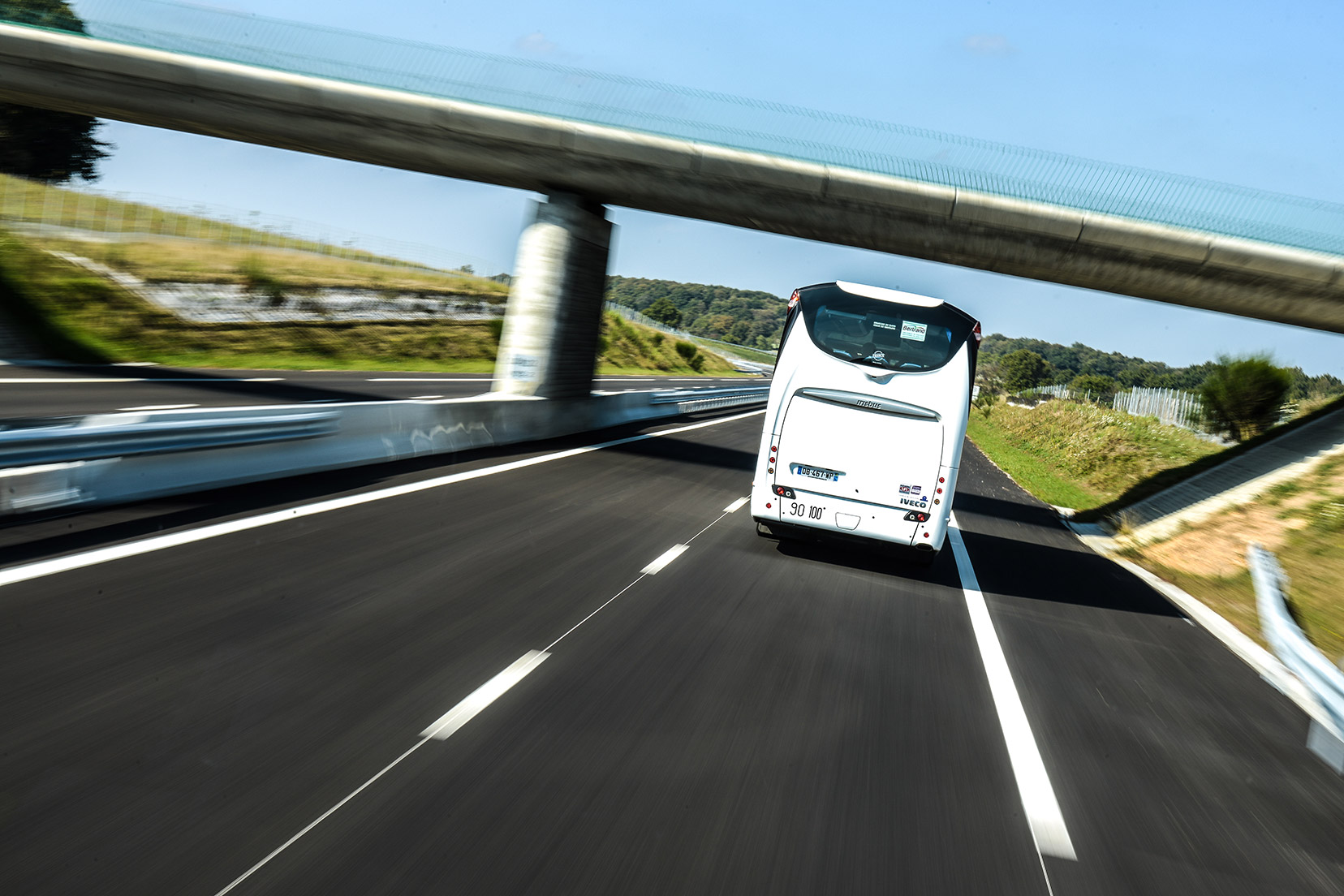Un car des lignes interurbaines sur une 2X2 voies