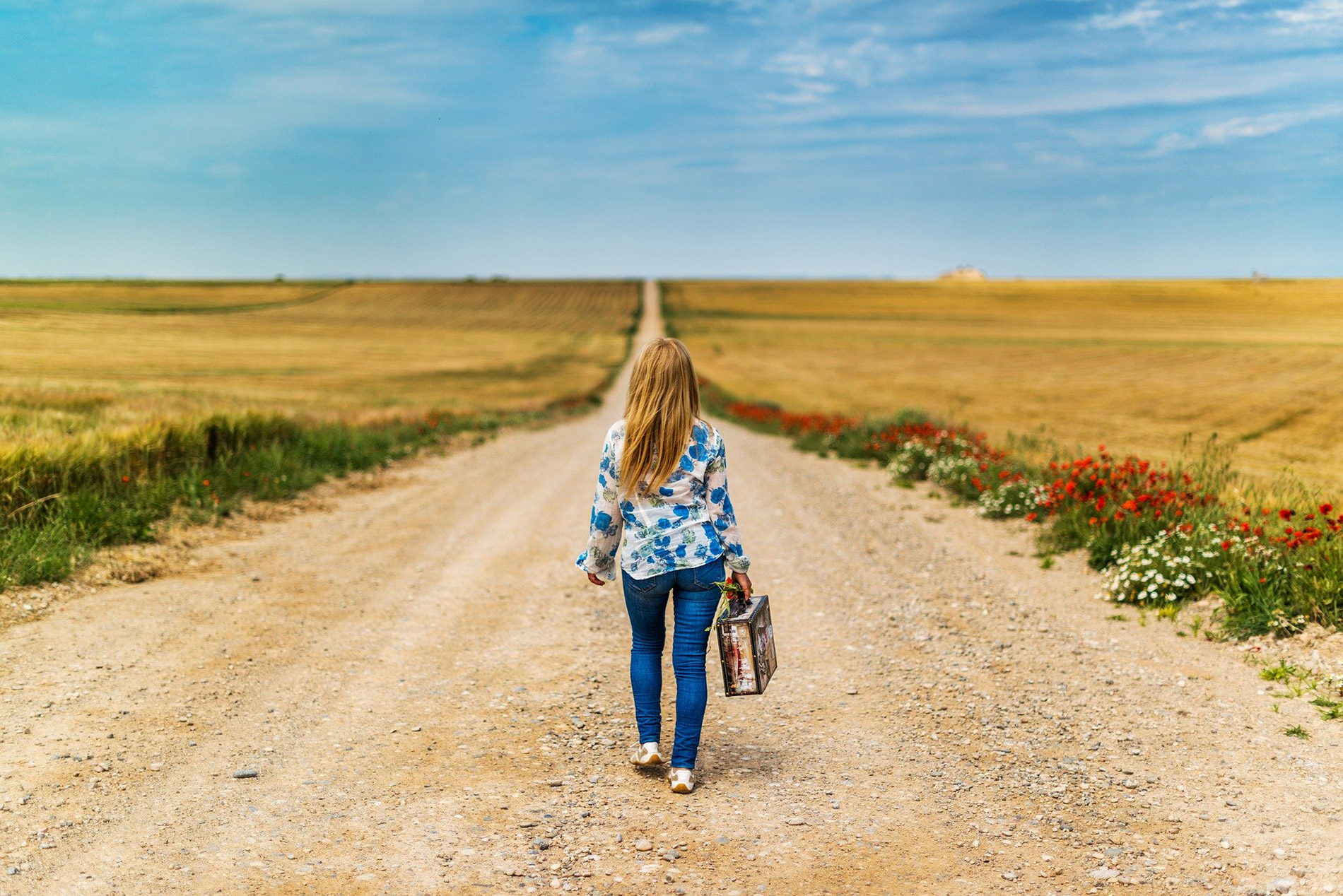 Jeune fille marchant seule, loin de tout, dans la campagne