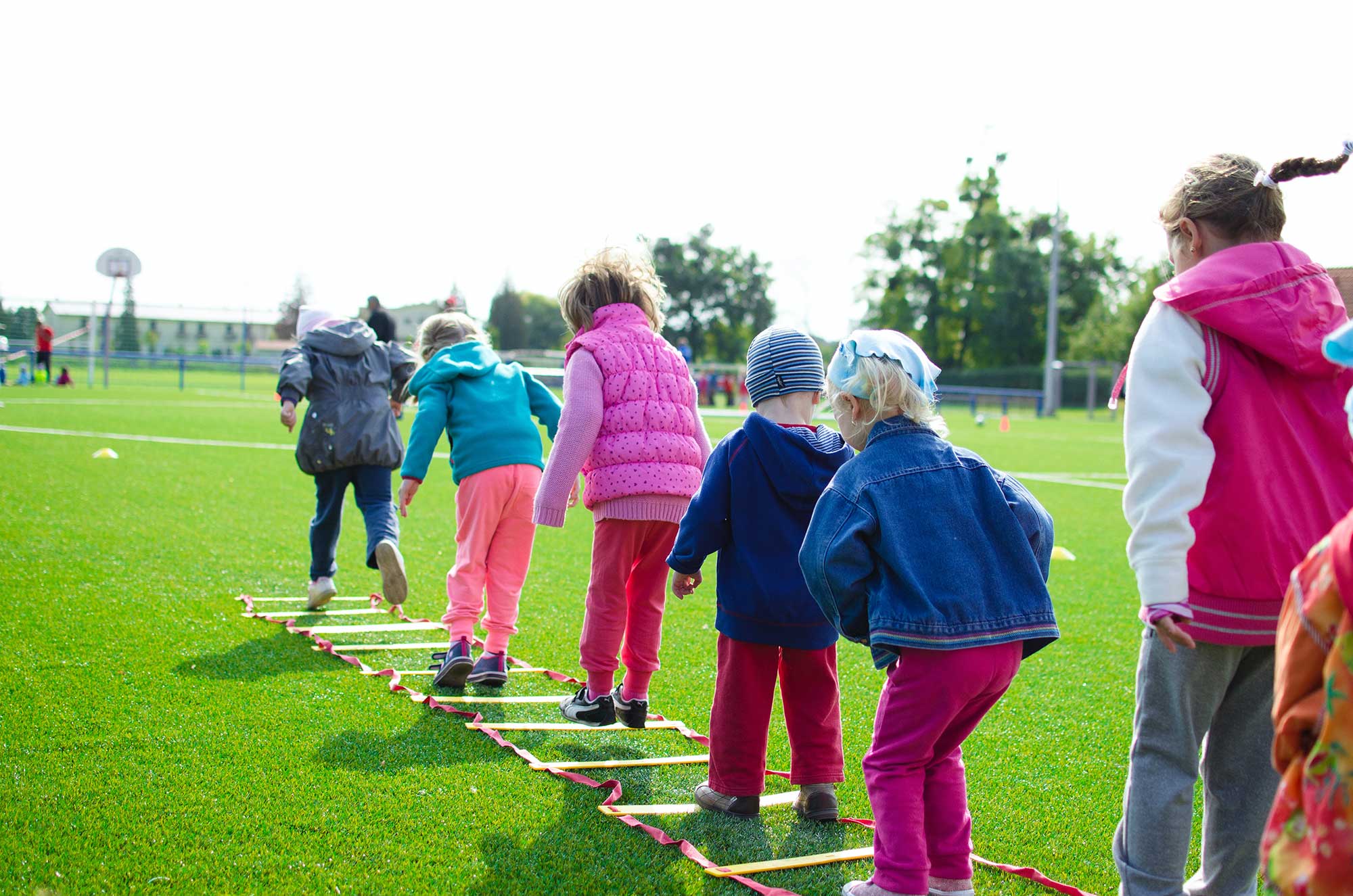 Jeunes enfants en activité plein air