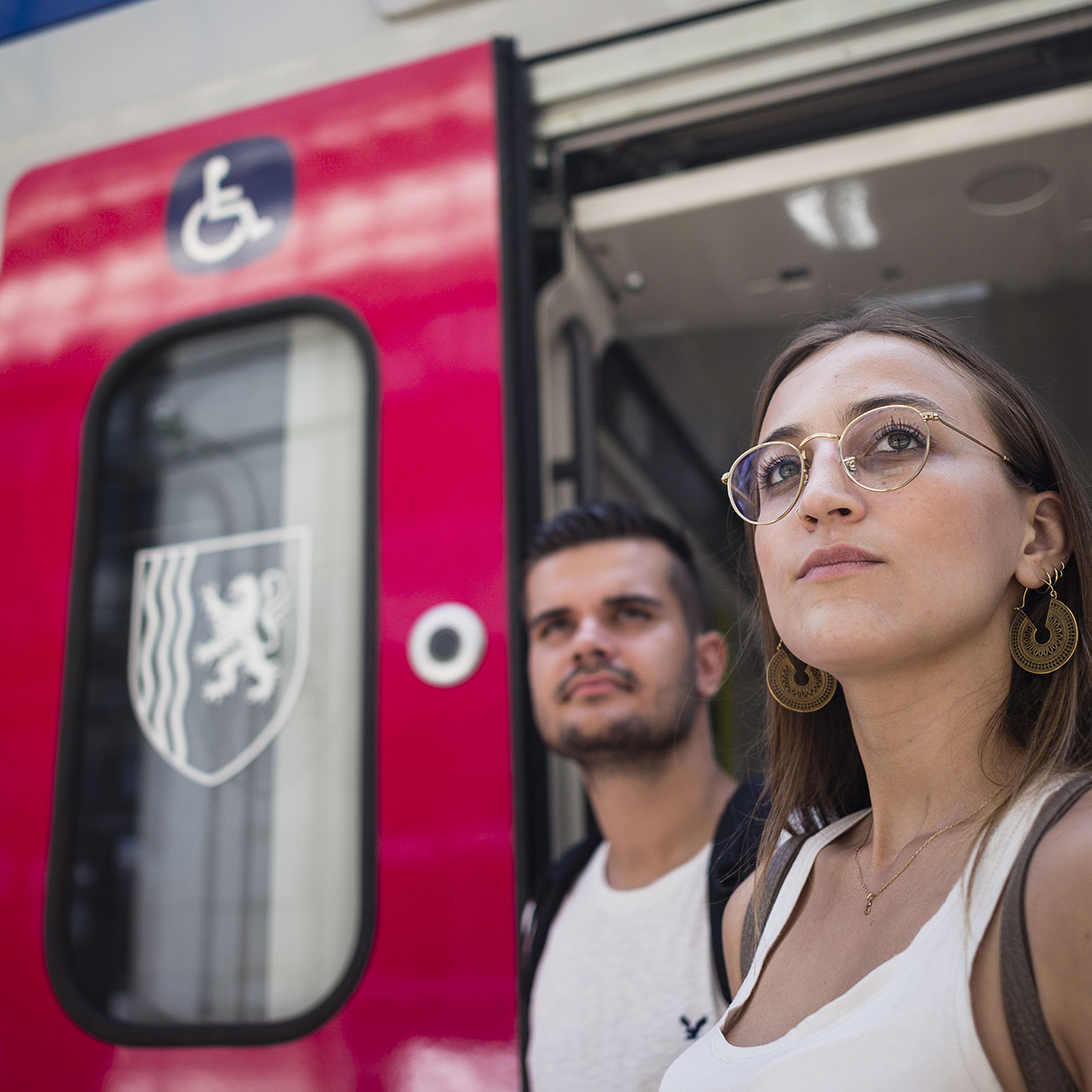 Deux jeunes posent devant une rame TER