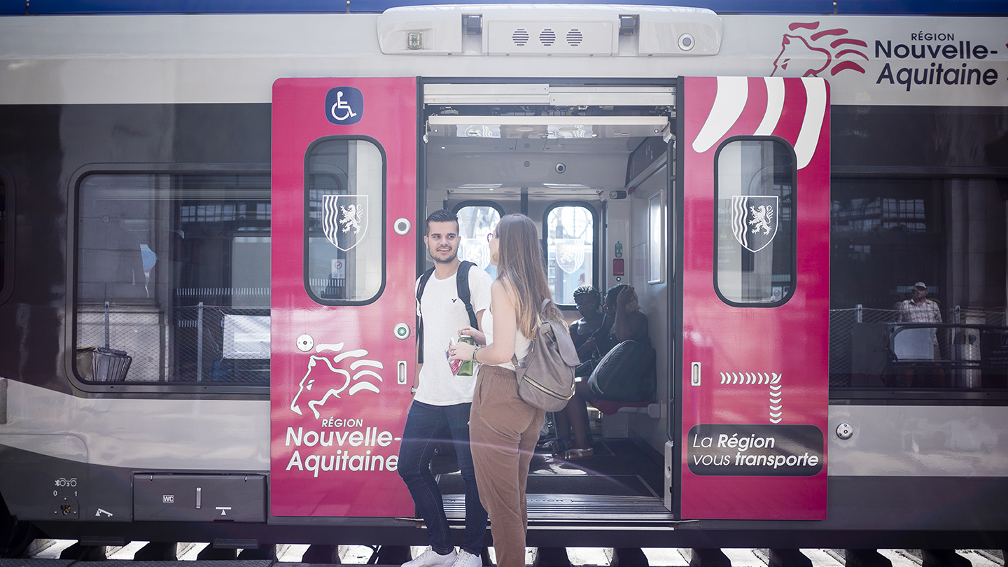 TER Nouvelle-Aquitaine à quai portes ouvertes