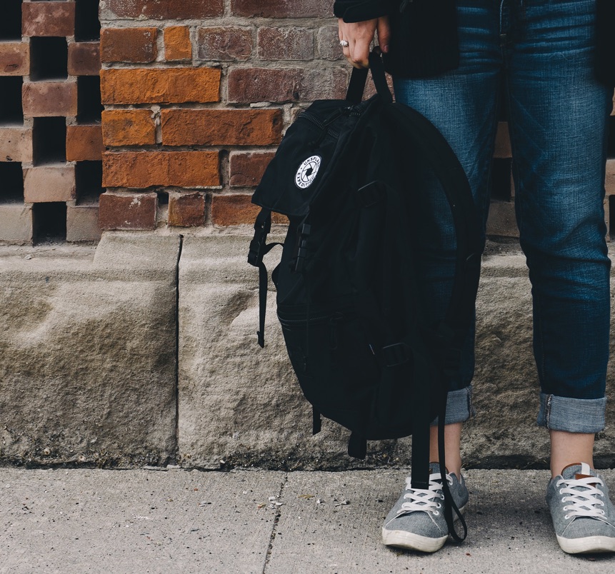 Jeune attendant avec son sac à dos