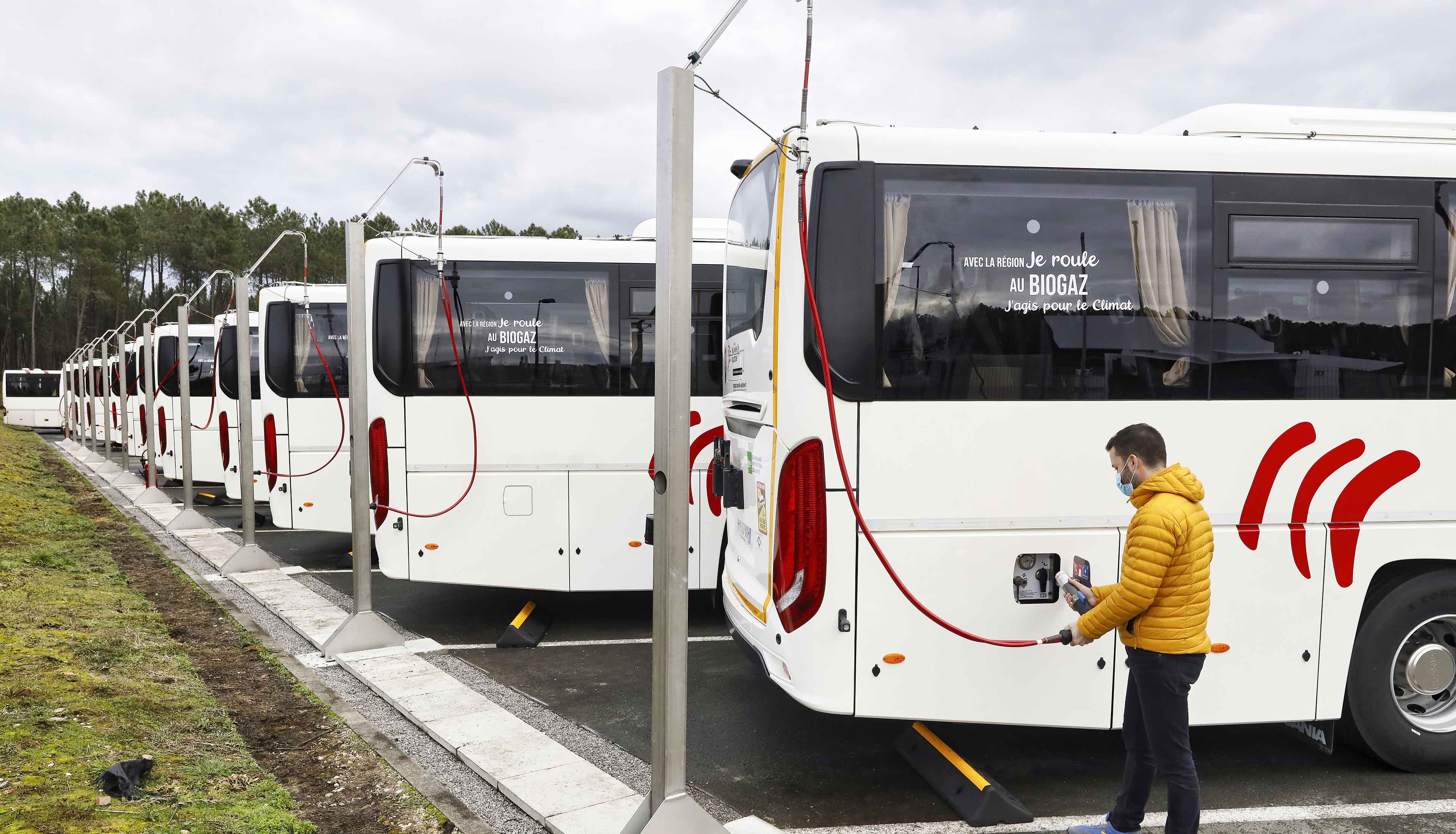 Personne remplissant un car au biogaz