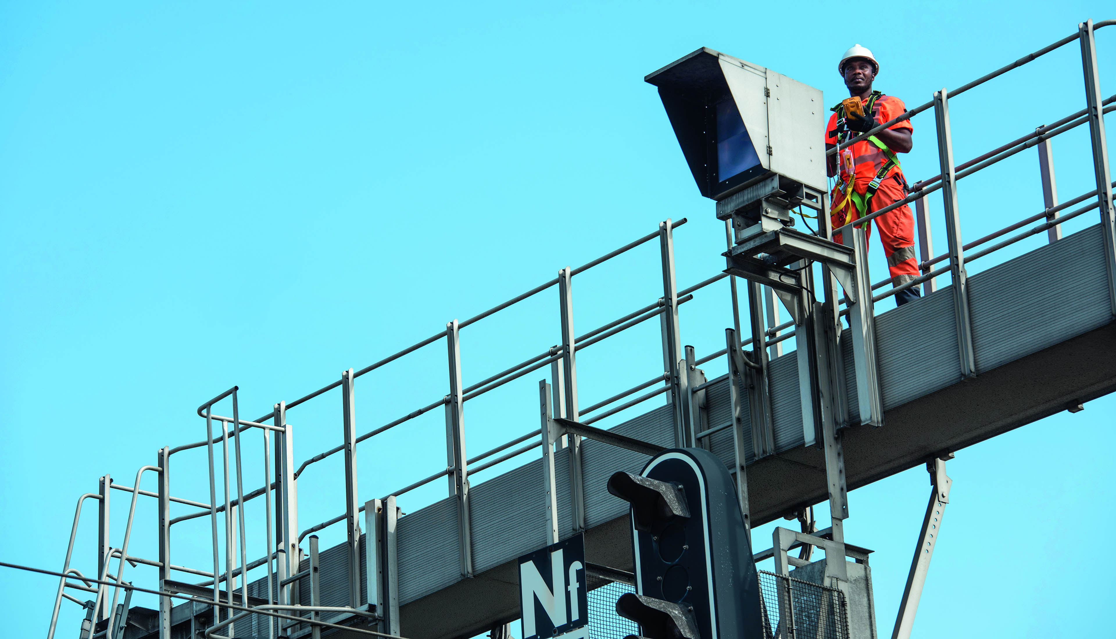 Opérateur réalisant une intervention sur une ligne ferroviaire