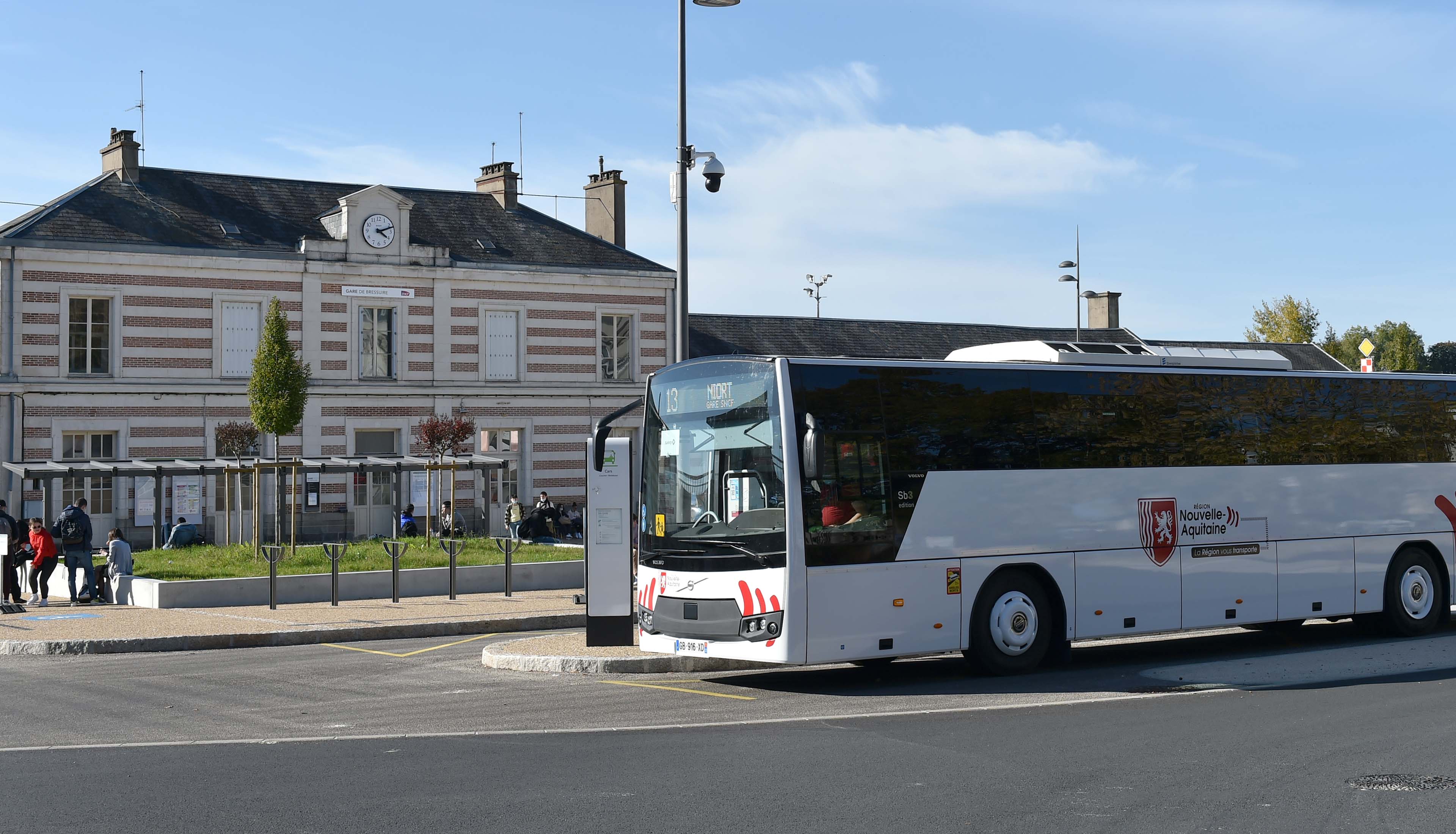 Car régional devant la gare de Bressuire