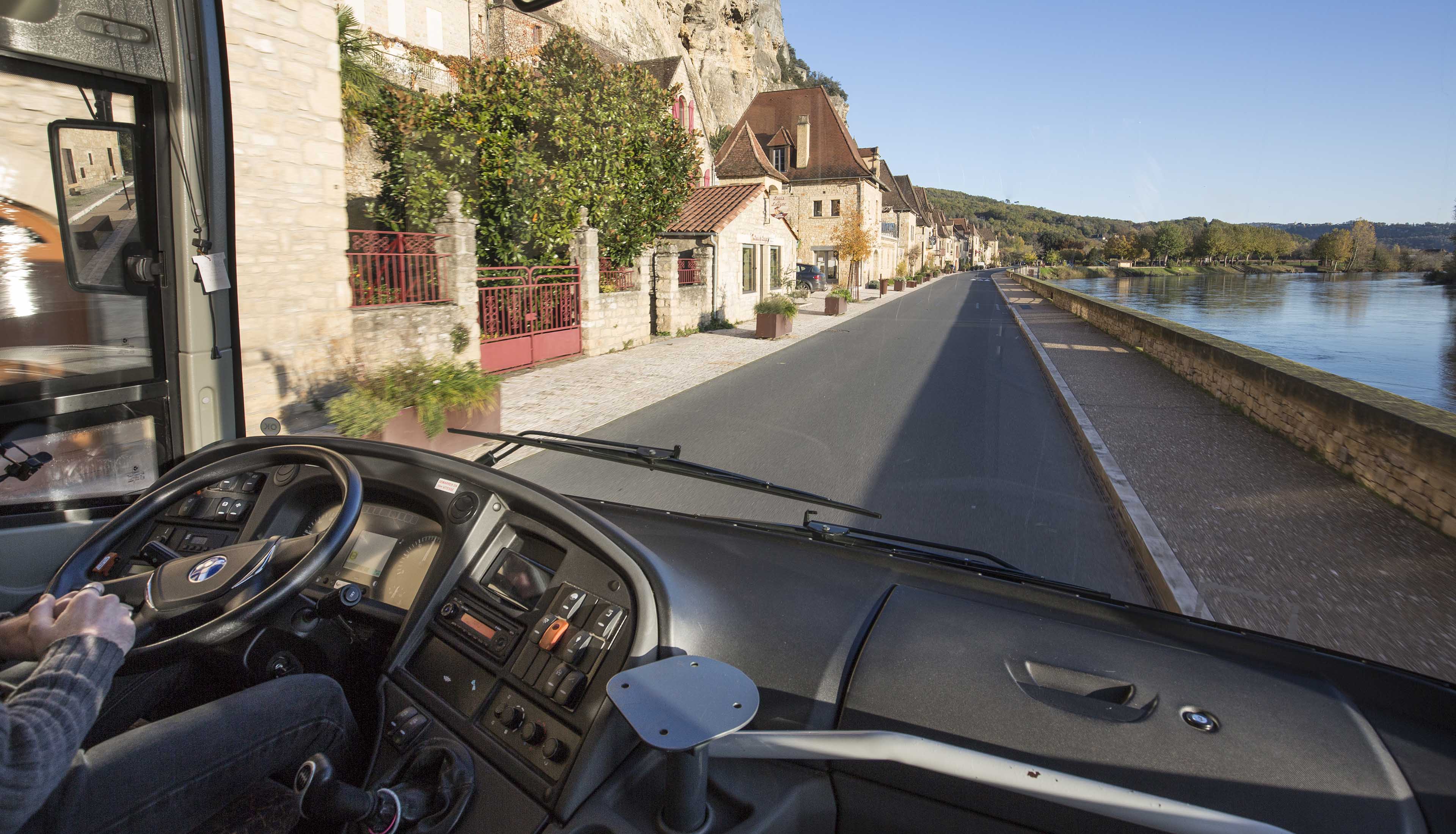 Car régional sur les routes de Dordogne