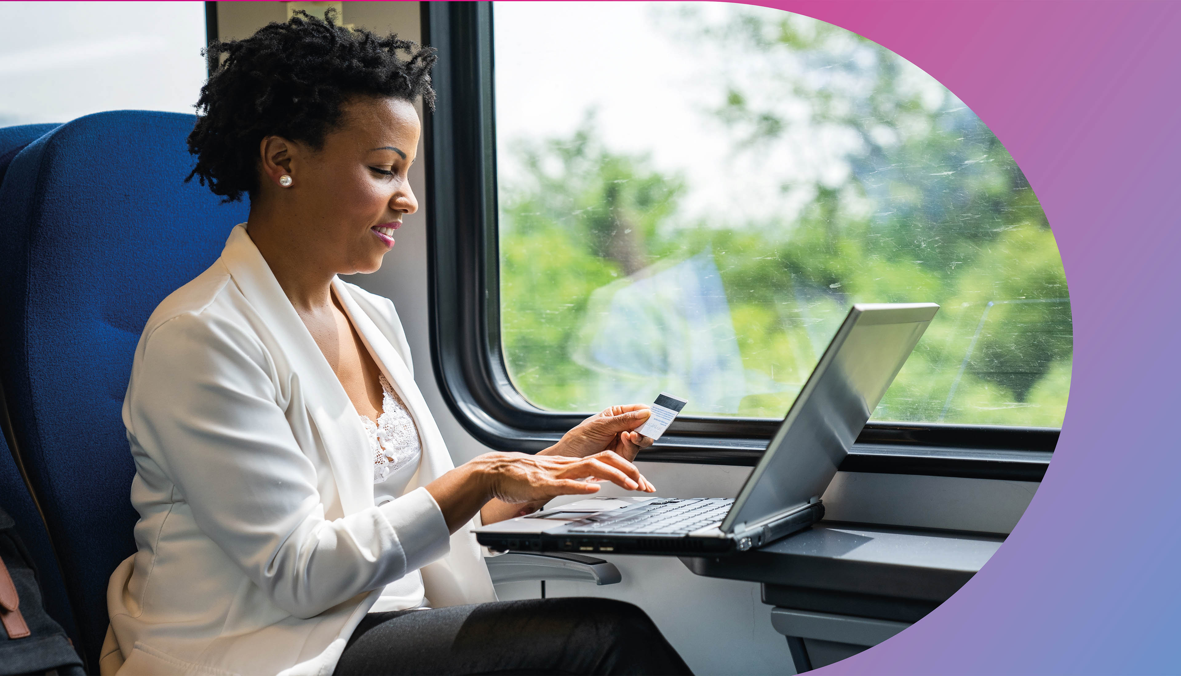 Femme dans un train TER devant son ordinateur