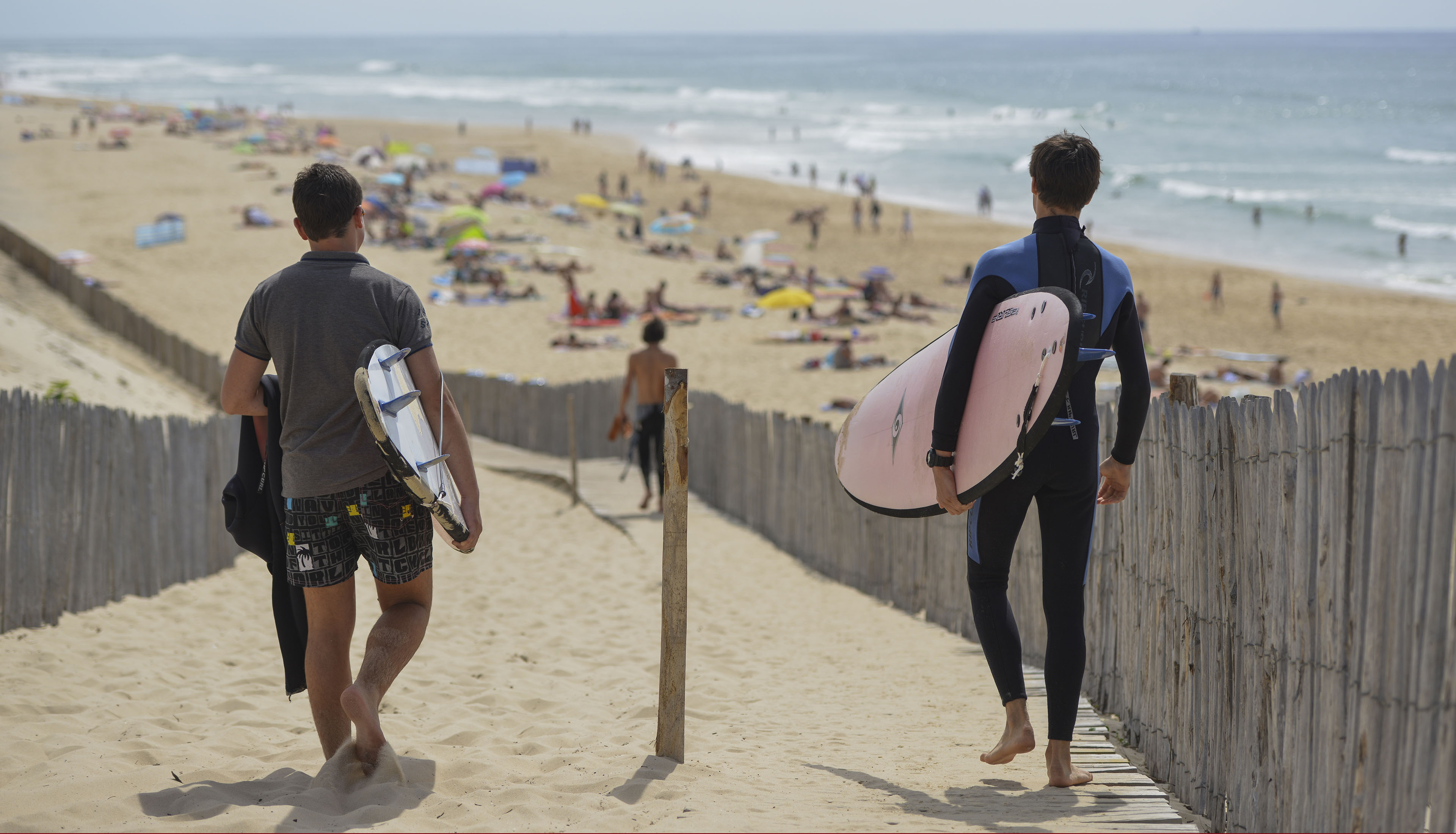 surfers sur la plage de Lacanau