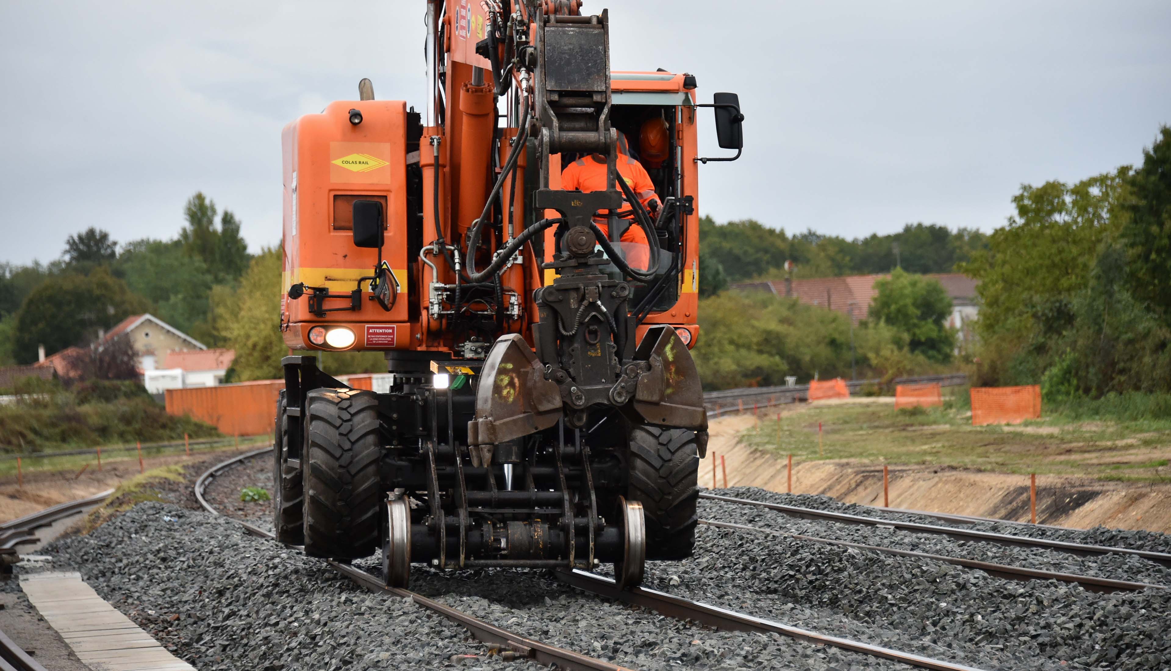 Chantier de modernisation sur une voie ferrée