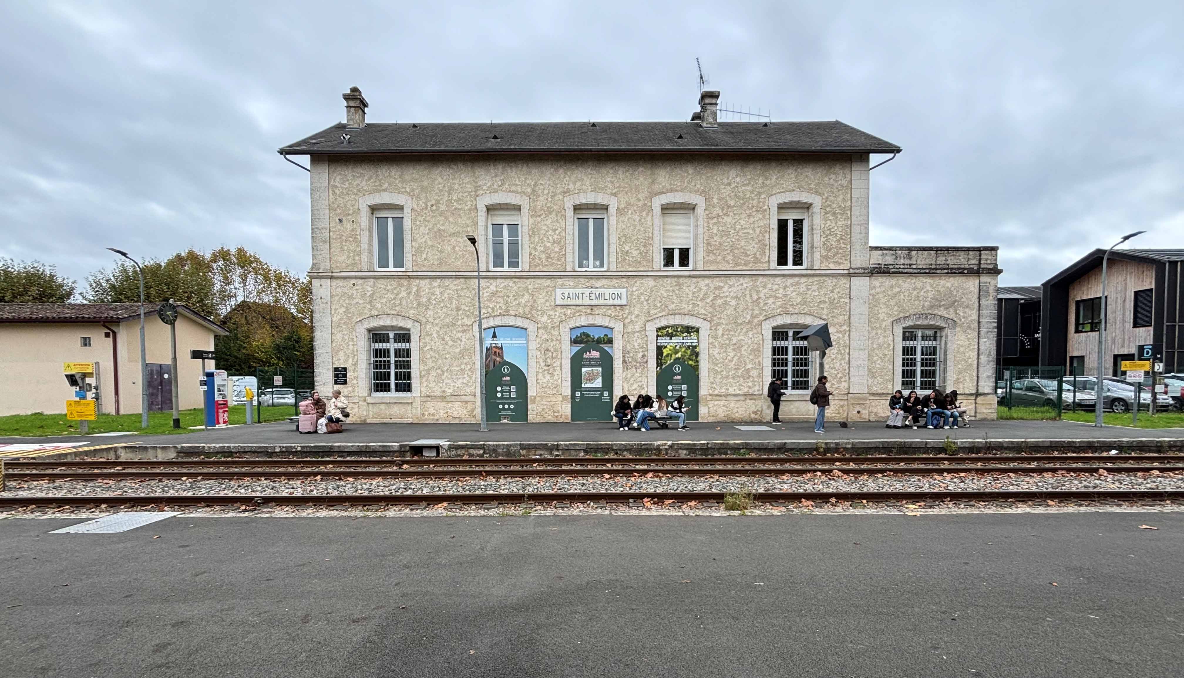 Vue de la gare de Saint-Emilion modernisée