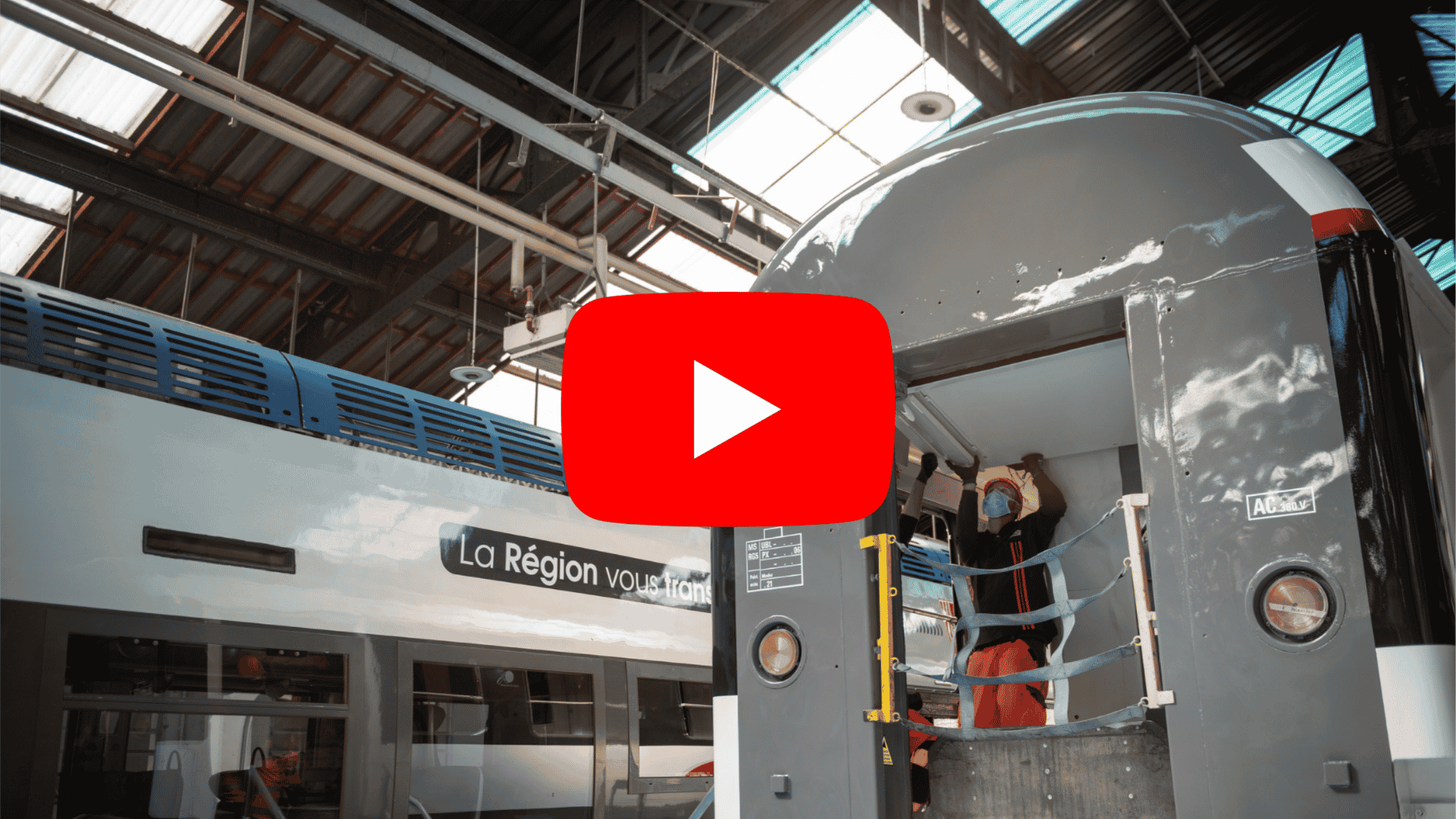 Ecran de vidéo YouTube présentant la rénovation d'un TER