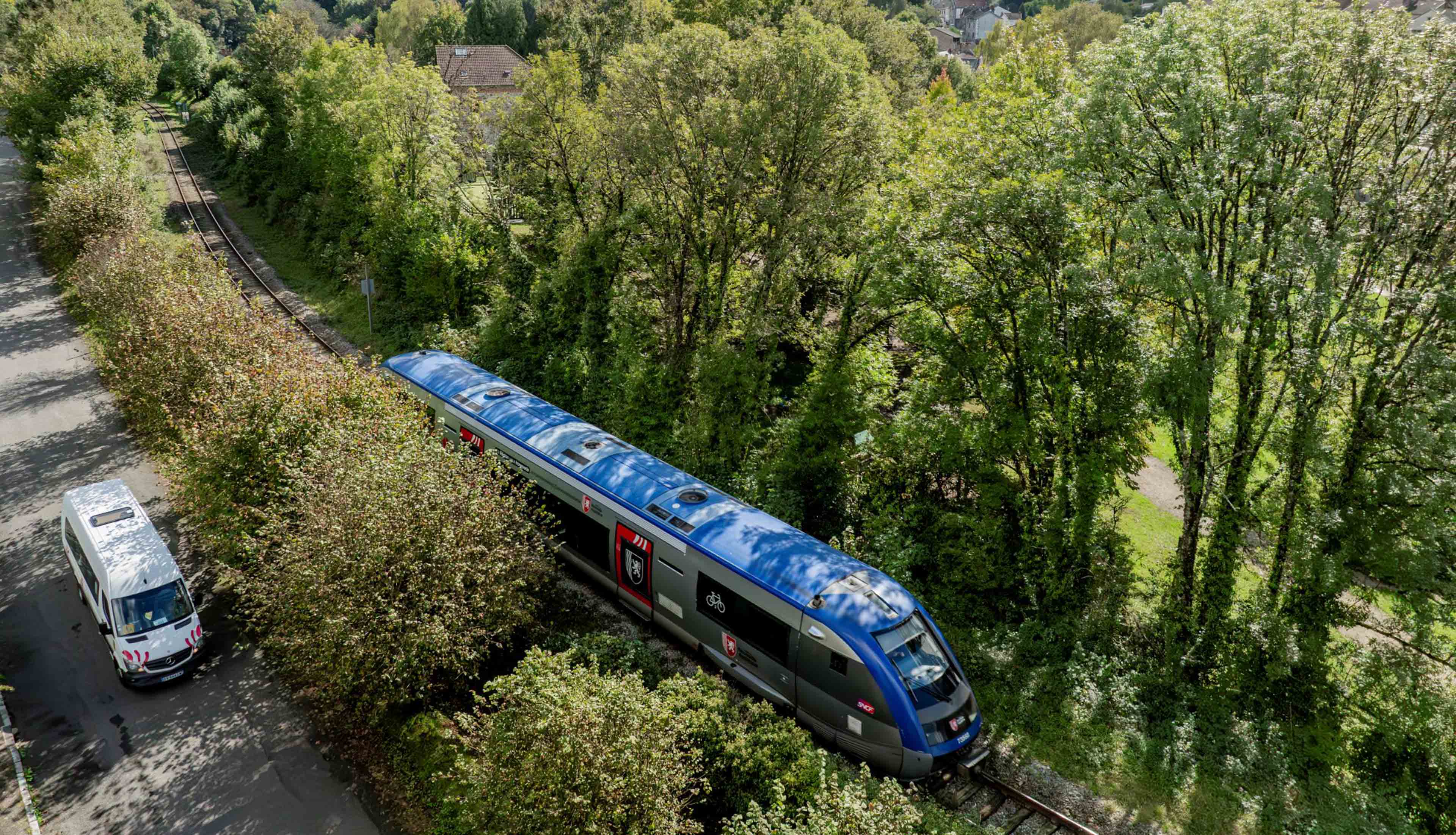 Un car et un TER Nouvelle-Aquitaine côte à côte