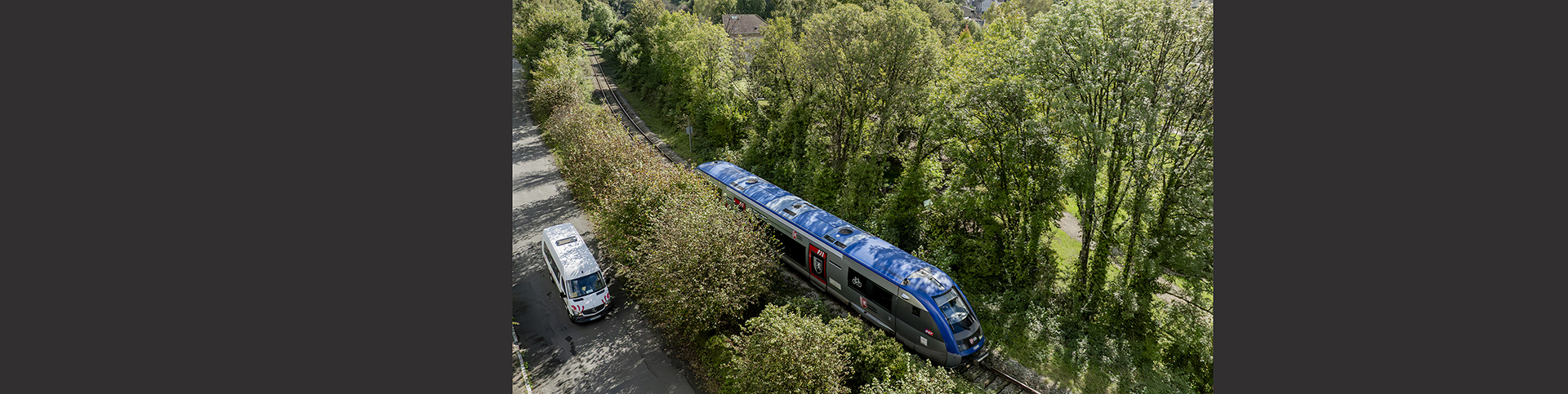 Vue d'un car régional et d'un TER, roulant côte à côté