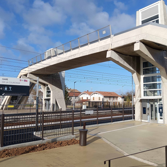 La passerelle de la halte de la Couronne, en Charente
