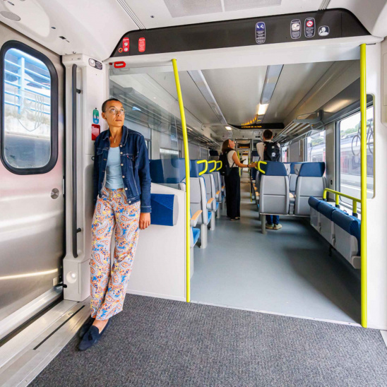 femme dans train