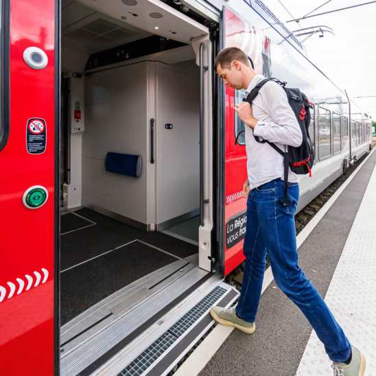 homme montant dans train
