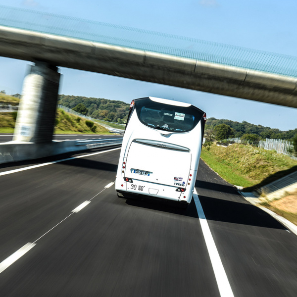 Un car des lignes interurbaines sur une 2X2 voies