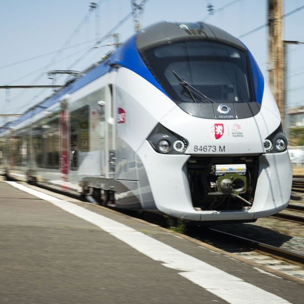 TER de Nouvelle-Aquitaine circulant le long d'un quai.