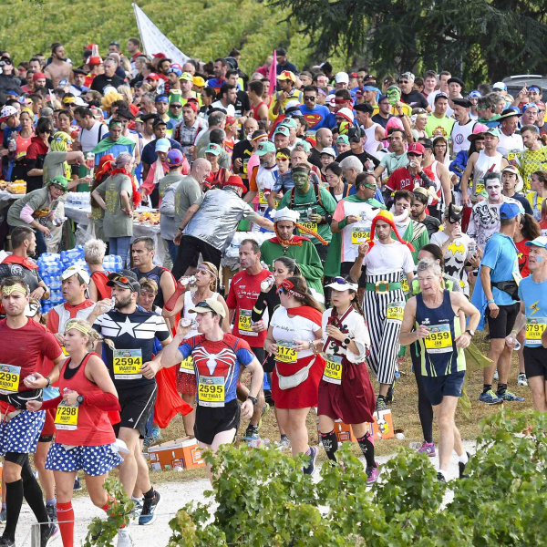 Marathon du Médoc 2019 - foule de coureurs déguisés en super héros