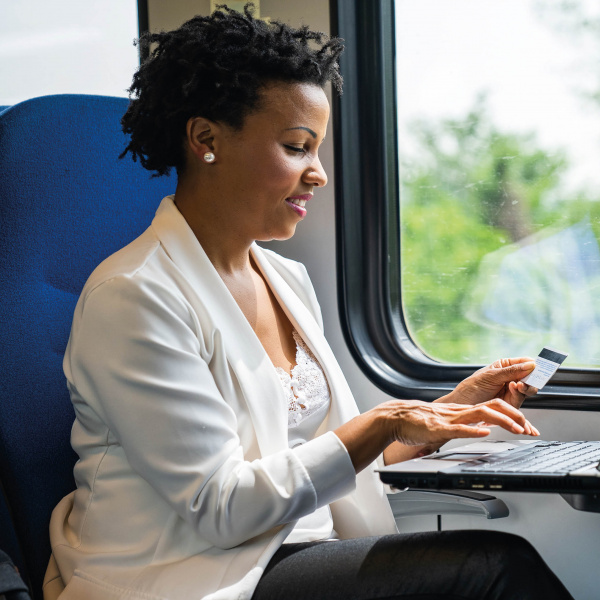 Femme dans un train TER devant son ordinateur