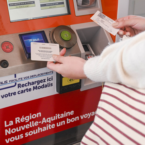 Un distributeur automatique de billets en gare de Nouvelle-Aquitaine