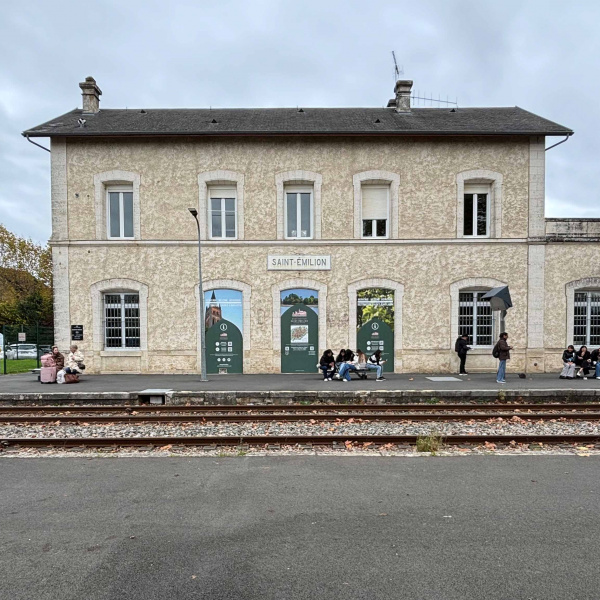 Vue de la gare de Saint-Emilion modernisée