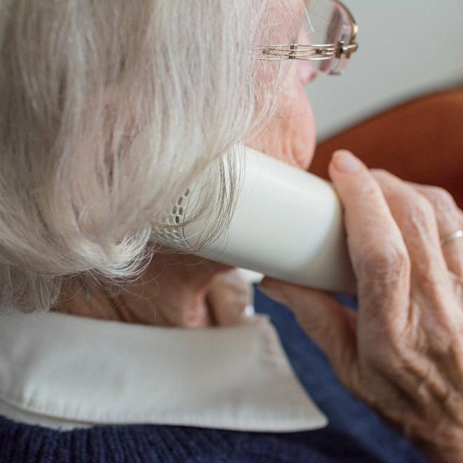 Femme âgée qui passe un appel téléphonique