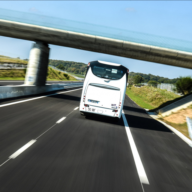 Un car des lignes interurbaines sur une 2X2 voies