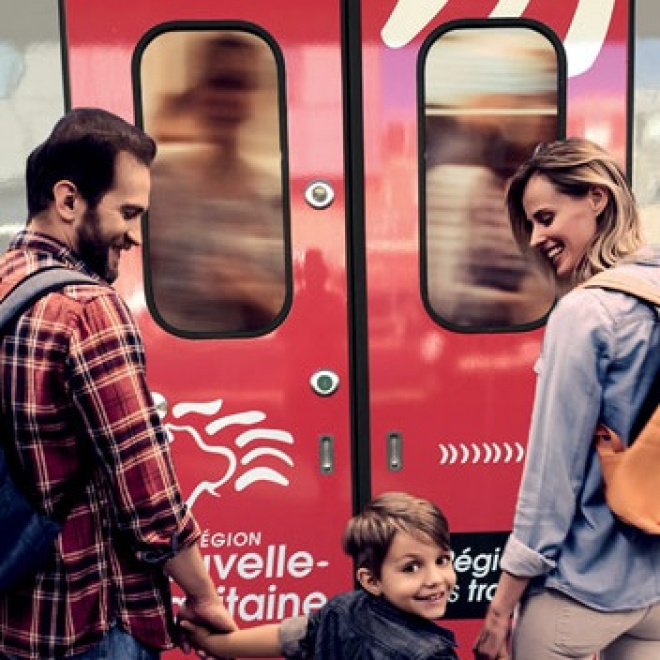 Famille devant les portes d'un TER Nouvelle-Aquitaine