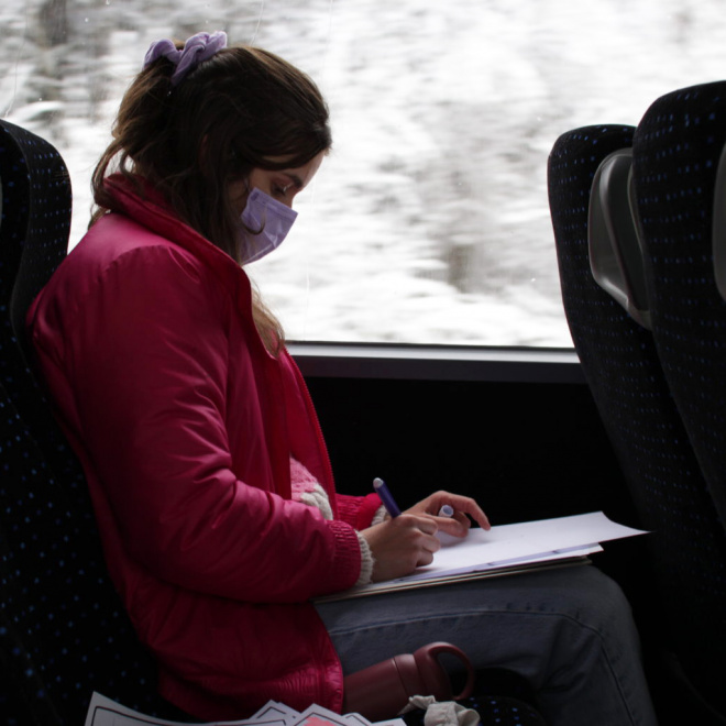 L'artiste Julie Herry dans un car de la LR15