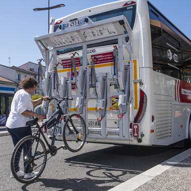 Vélos et cars régionaux en Nouvelle-Aquitaine