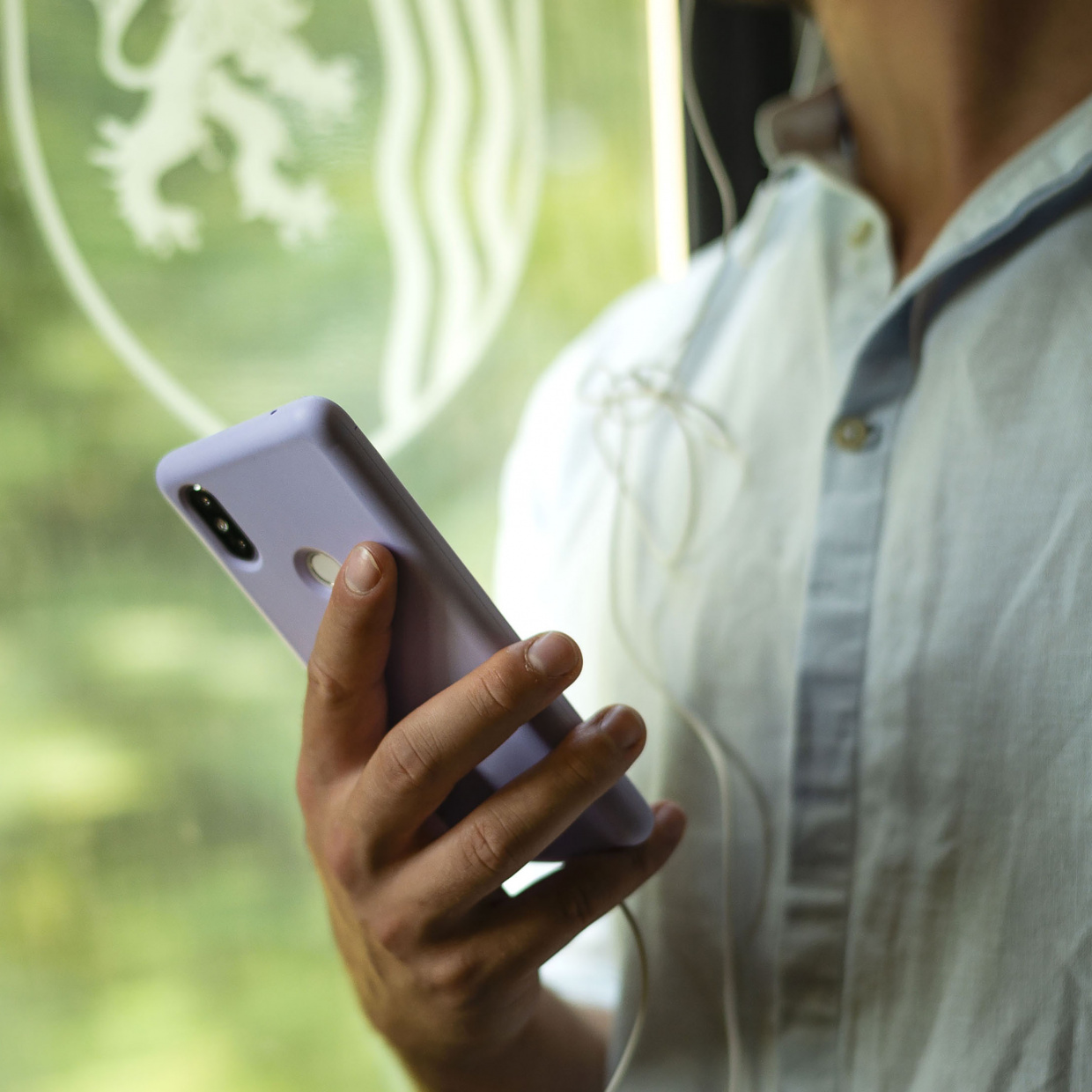 Jeune homme avec son téléphone dans le TER Nouvelle-Aquitaine