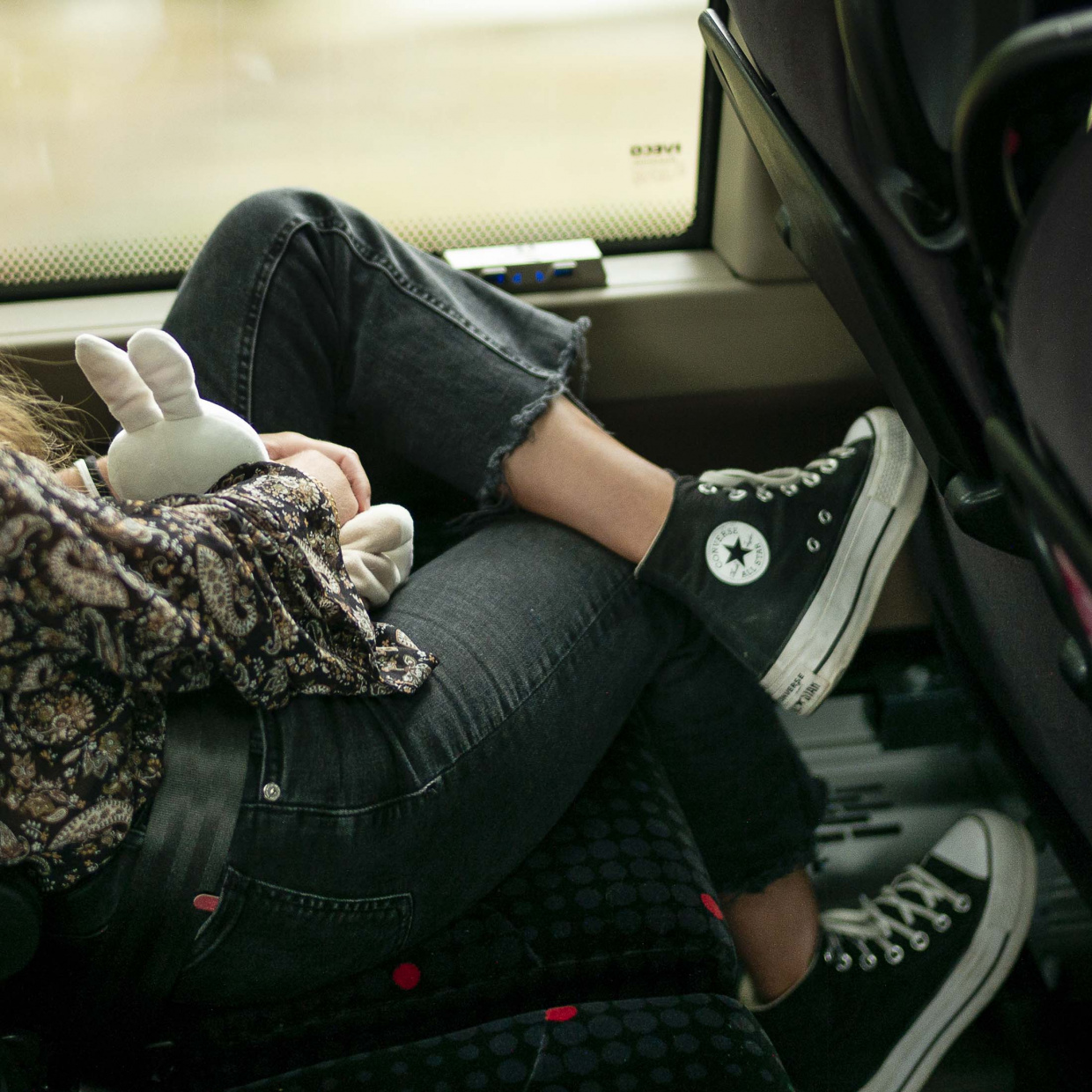 Jeune fille dans un car régional de Nouvelle-Aquitaine
