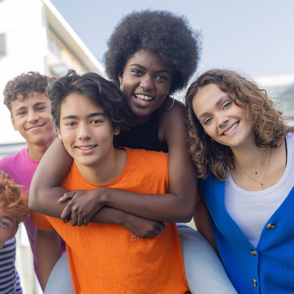 groupe de jeunes heureux