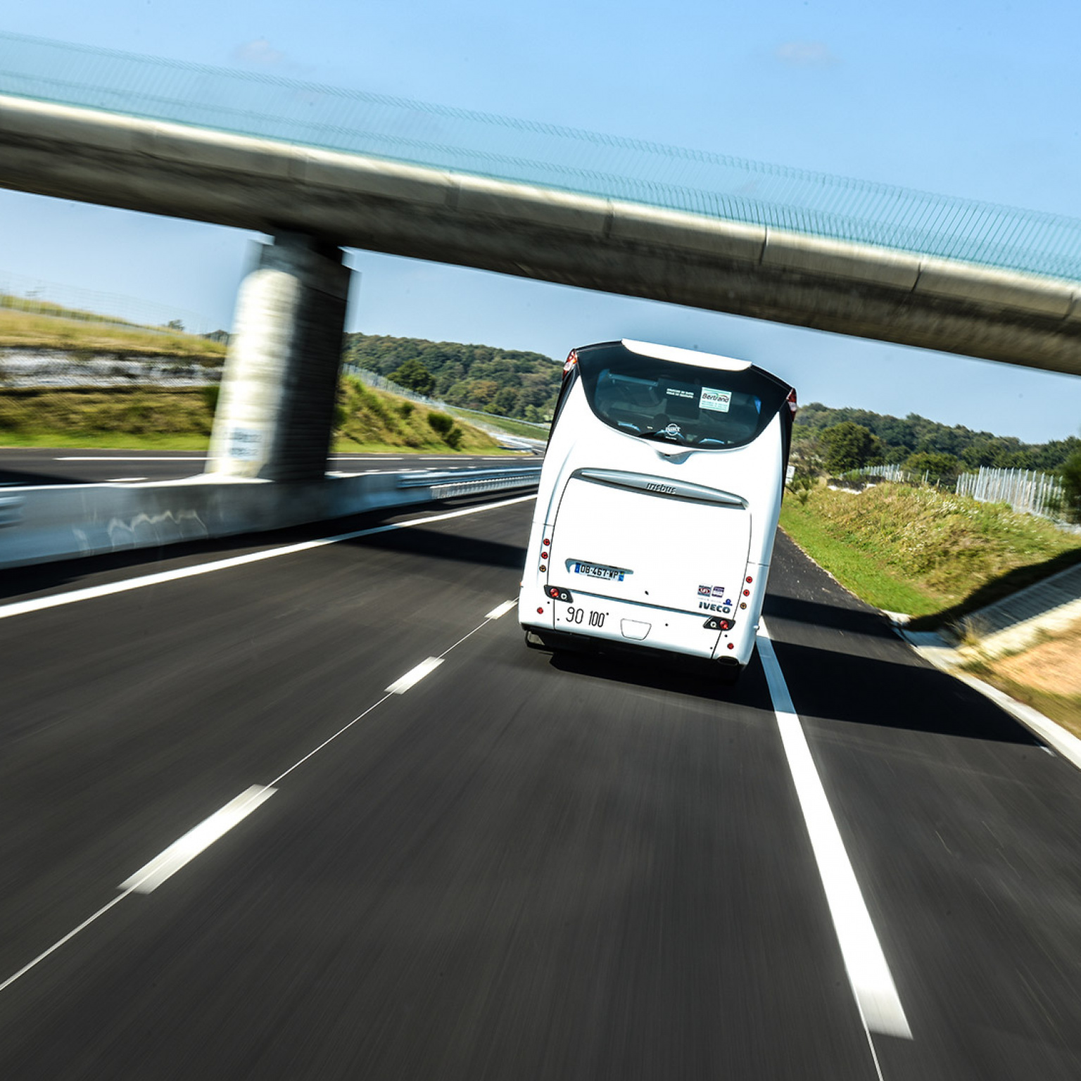 Car sur une route en Nouvelle-Aquitaine (©Florian Delage / Région Nouvelle-Aquitaine)