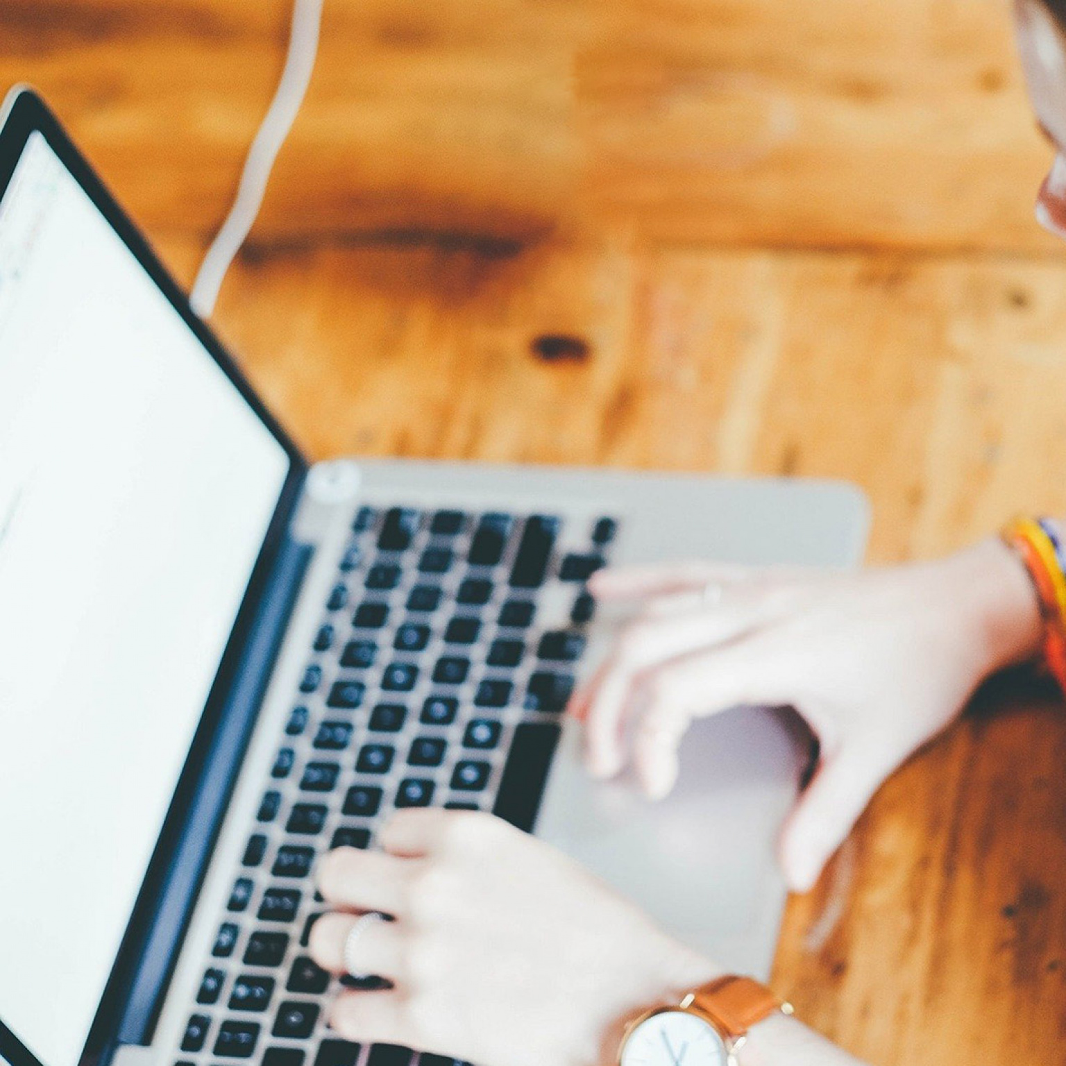 Jeune femme qui fait une recherche sur ordinateur