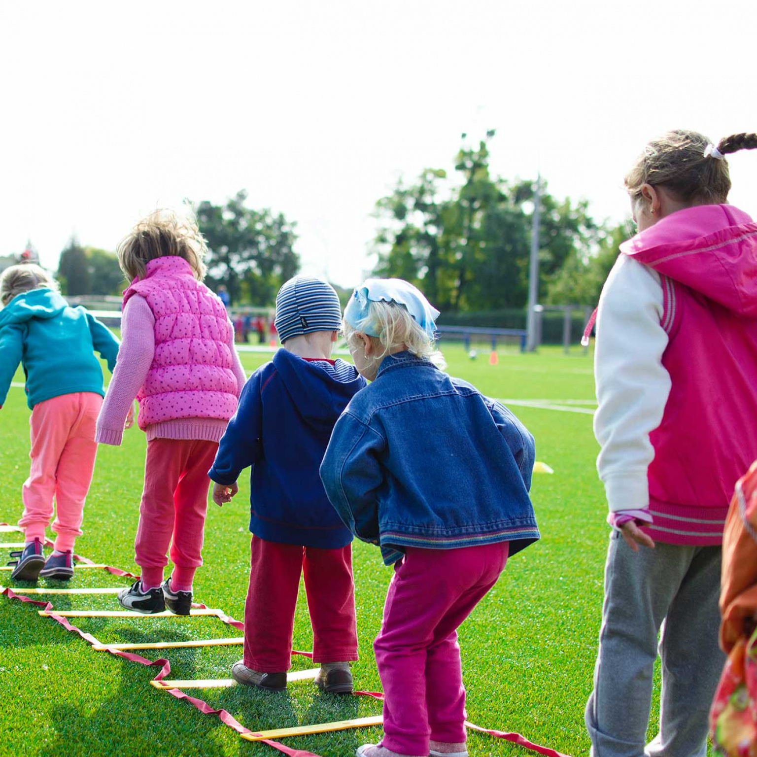 Jeunes enfants en activité plein air