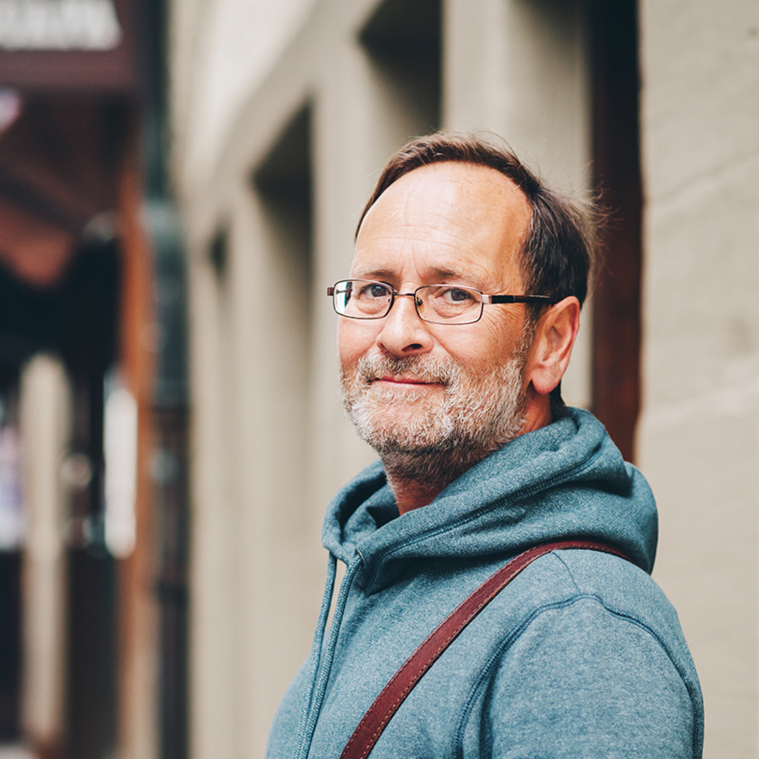 Un homme pose devant la gare