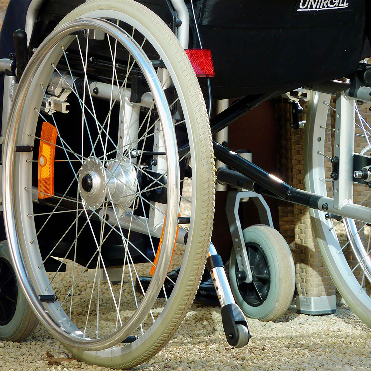 Gros plan sur des roues de fauteuil roulant vues de dos