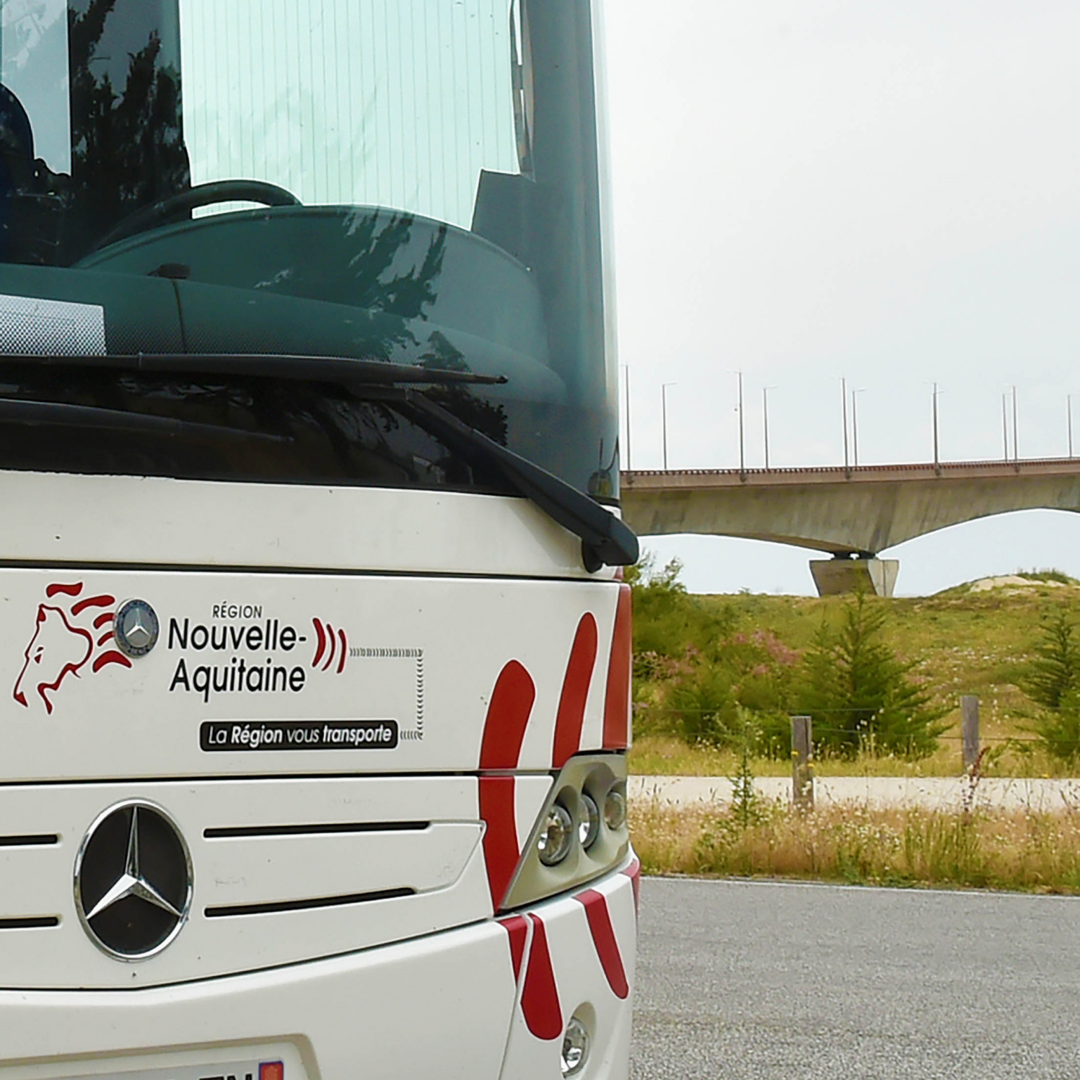 Car régional de Nouvelle-Aquitaine devant le pont de l'Île de ré.