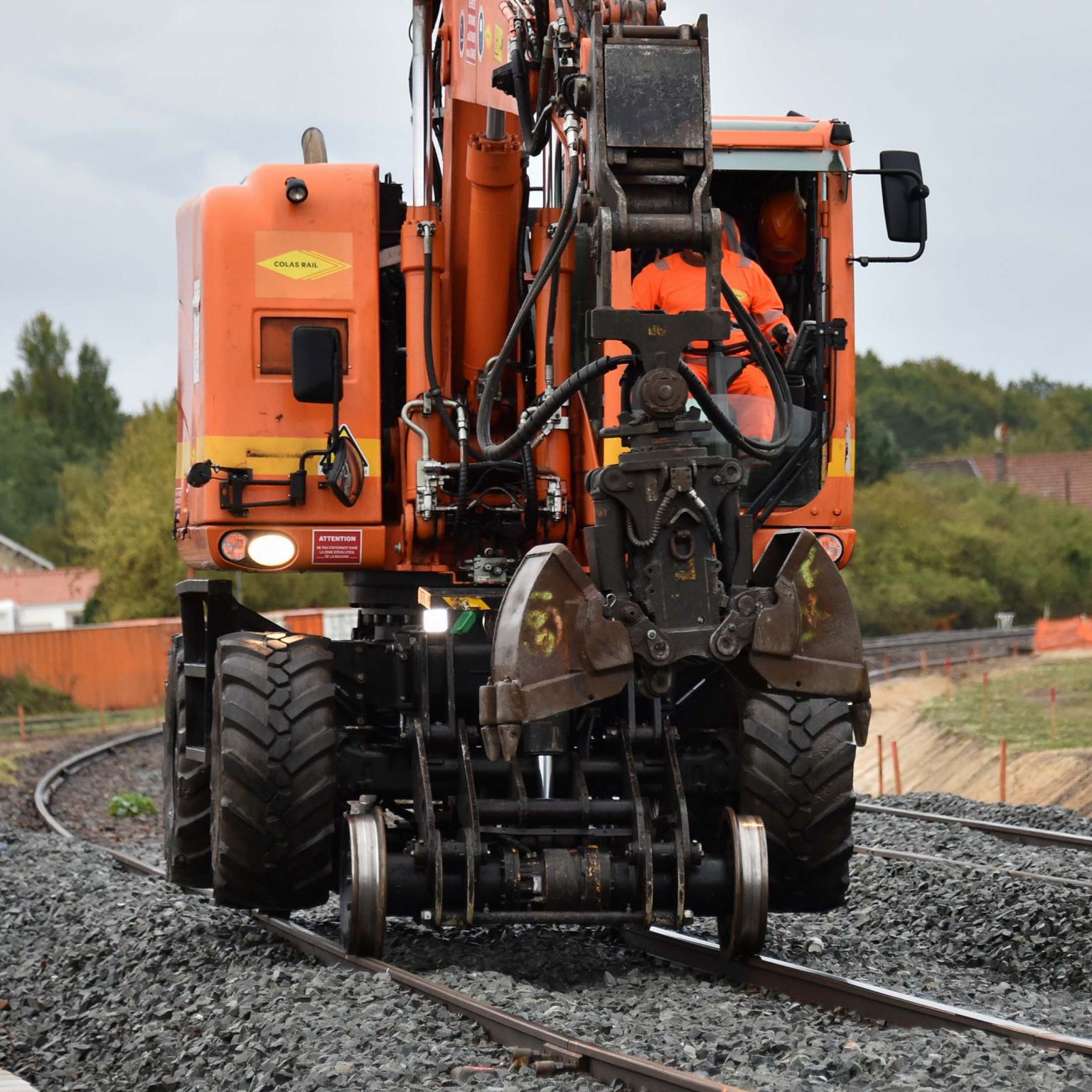 Chantier de modernisation sur une voie ferrée