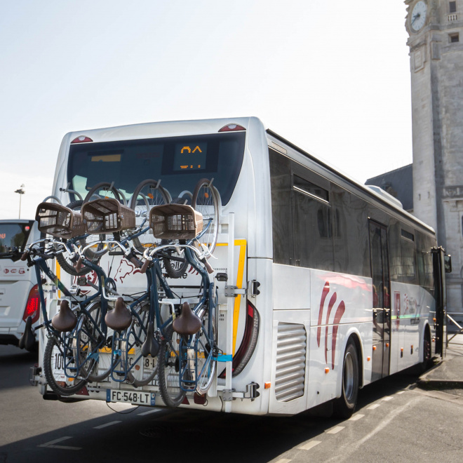 Vélos et cars régionaux en Nouvelle-Aquitaine